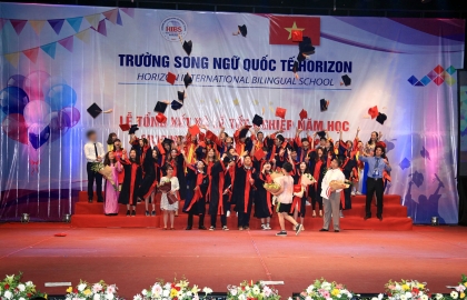 Tung mũ cử nhân trong lễ tốt nghiệp cho học sinh cuối cấp!